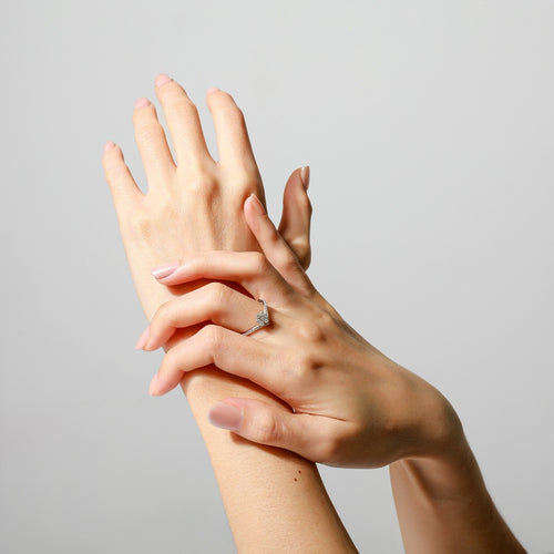 Load image 1 in gallery view. Aurora Cincin Emas 18K - Daisy 00005